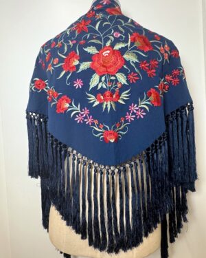 Mantón bordado Clavel azul marino bordado rojo