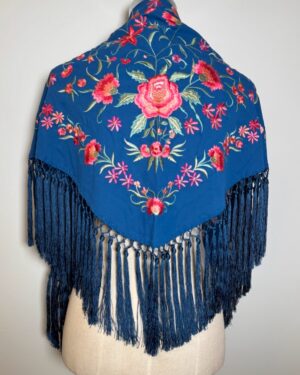 Mantón bordado Clavel azul añil bordado coral